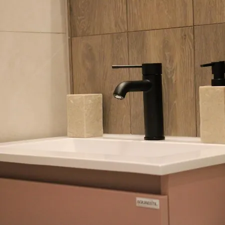 Laura-spacious On The Main Appartement Makarska