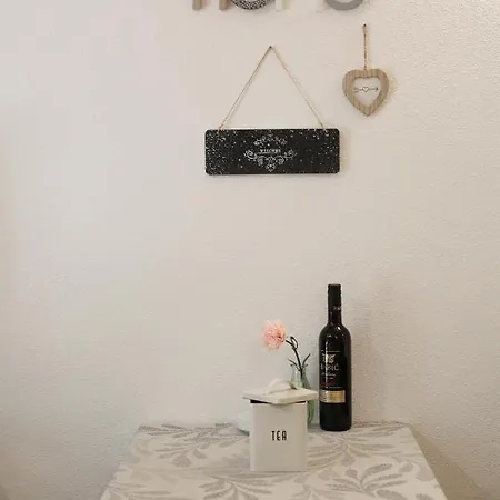 Studio Apartment Laura-Spacious Studio On The Main Beach Daire Makarska