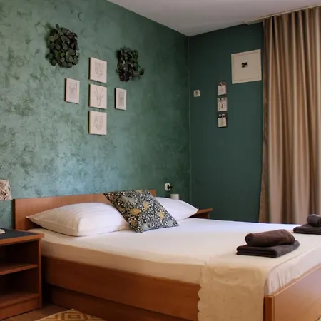 Studio Apartment Laura-Spacious Studio On The Main Beach Makarska