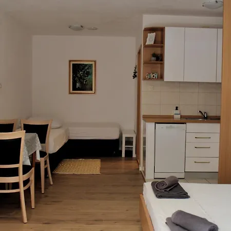 Daire Studio Apartment Laura-Spacious Studio On The Main Beach