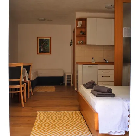Daire Studio Apartment Laura-Spacious Studio On The Main Beach *