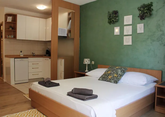 Laura-spacious On The Main Makarska