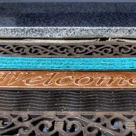 Laura-spacious On The Main マカルスカ